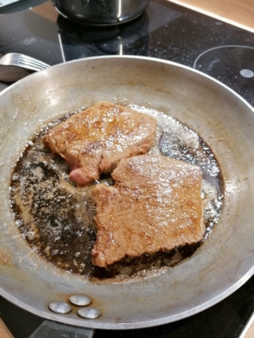 Saisir les steaks au beure et les réserver au chaud